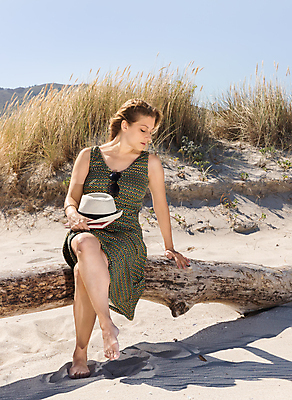 포토 JPG 해외이미지 나무 모자 라이프스타일 응시 여자 모래 포즈 맨발 휴가 휴식 한명 앉기 야외 책 여름 선글라스 태양 맑음 침묵 고요 스페인 고독 호흡 모래언덕 배려 파라다이스 혼자 해외202008 해외포토 자연요소 식물 1 시선 잡화 계절 감정 유럽 안경 컨셉 모션 발 날씨 사람 생활 소리 언덕 파일형식