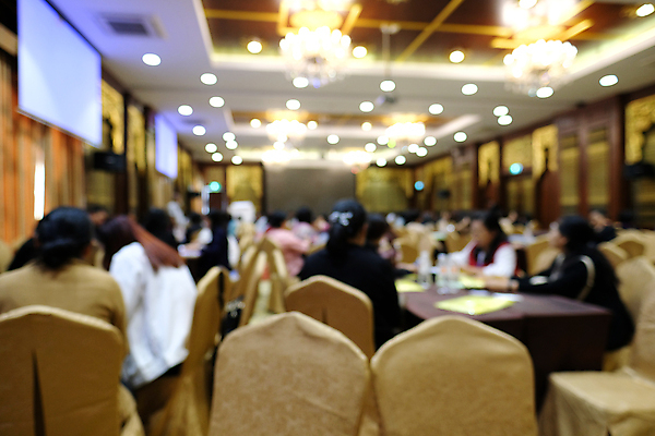 포토 JPG 해외이미지 직업 디자인 백그라운드 컨셉 회사 비즈니스 회의 추상 사람 앉기 사람없음 빛 반사 재킷 방 정보 발표 그룹 작업실 소프트포커스 땅 투자 보케 블러 세미나 해외202008 해외포토 무늬 모션 촬영기법 외투 파일형식