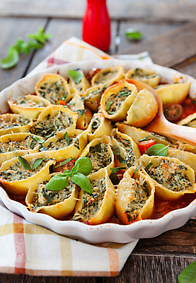 포토 JPG 해외이미지 음식 토마토 채소 치즈 파스타 사람없음 세로 시골 신선 면 맛 허브 가득함 레시피 시금치 바질 토마토소스 캐서롤 맛있는 리코타치즈 해외202008 해외포토 식물 컨셉 유제품 서양음식 용기_그릇 소스_음식 파일형식