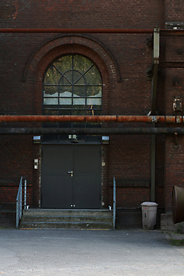 포토 JPG 해외이미지 전신 남자 산업 모래 유니폼 2 농업 건축양식 공장 안전 사람 사람없음 뒷모습 파란색 노란색 탑 금속 기계 장비 업무 제조 컨테이너 버리기 상업 탱크 시멘트 수납 무거움 발판 고용 실린더 옛날 철강 콘크리트 해외202008 해외포토 건축물 옷 건축 뷰포인트 컬러 공업 모션 재질 구직 작업 무게 채용 파일형식