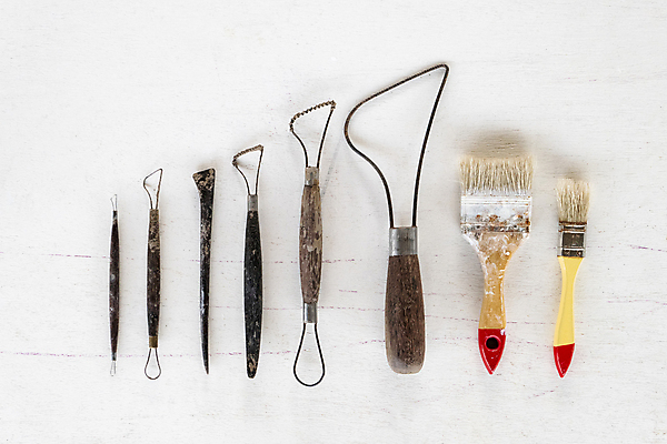 포토 JPG 해외이미지 조각 백그라운드 탁자 기술 창조 미술 취미 사람없음 목재 세트 쌓기 금속 침묵 페인트 장비 도구 공구 붓 업무 도자기 그룹 작업실 칼 공예 오브젝트 그림 질감 날카로움 예술가 점토 기어 DIY 조각가 중고 커터 핸드메이드 해외202008 해외포토 나무 가구 재료 모션 재질 문화예술 소리 작업 파일형식