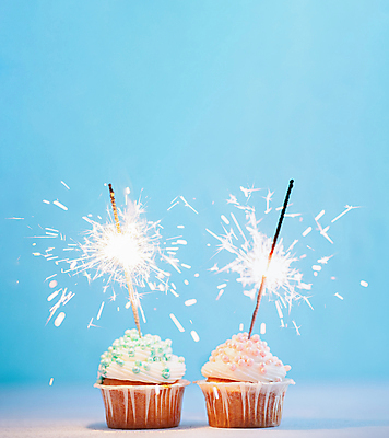 포토 JPG 해외이미지 백그라운드 폭죽 사람없음 장식 파란색 컵케이크 생일축하 카피스페이스 해외202008 해외포토 컬러 케이크 공백 축하 생일 파일형식