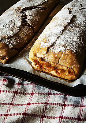 포토 JPG 해외이미지 전통 종이 커피 음식 백그라운드 과일 탁자 디저트 요리 씨앗 사람없음 목재 컵 빨간색 케이크 식사 어둠 빵집 흰색 시골 막대기 맛 아침식사 사과 굽기 묘사 깨 시트 아마 핸드메이드 해외202008 해외포토 나무 식물 식기 꽃 음료 컬러 가구 컨셉 식재료 재료 상점 조미료 구이 파일형식