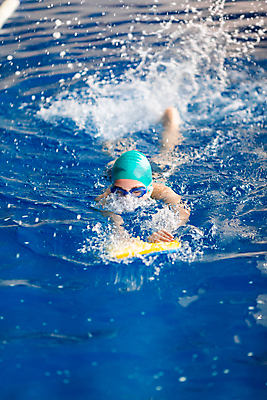 포토 JPG 해외이미지 백인 1 라이프스타일 여자 수영복 행복 안경 얼굴 어린이 스포츠 모션 놀이 수영장 건강 한명 사람 물 파란색 운동 수중 수영 기쁨 젖음 떨어짐 다이빙 수영선수 캡모자 해외202008 해외포토 자연요소 서양인 모자_잡화 잡화 옷 감정 컬러 컨셉 운동선수 생활 신체부위 수상스포츠 수중스포츠 파일형식