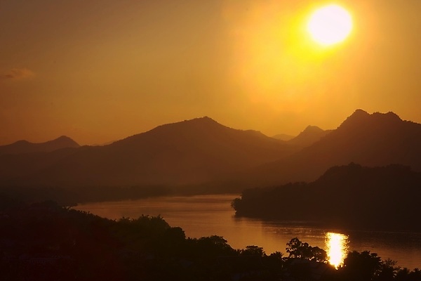 포토 JPG 해외이미지 아시아 백그라운드 하늘 조명 산 그림자 풍경 사람없음 야외 물 강 햇빛 태양 노란색 황혼 일몰 안개 저녁 라오스 지리 해외202008 해외포토 자연요소 나라 컬러 날씨 노을 야간 파일형식