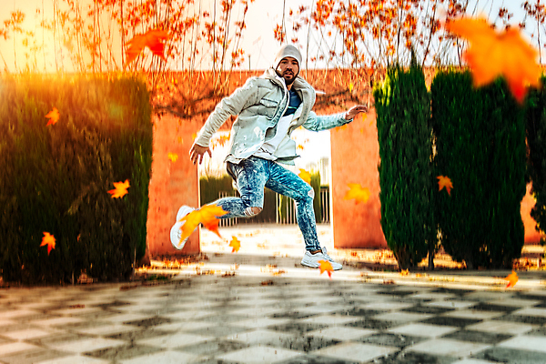 포토 JPG 해외이미지 백인 모델 라이프스타일 응시 옷 계절 공원 남자 행복 얼굴 스포츠 포즈 백그라운드 모션 자연 휴식 거리 건강 한명 사람 성인 야외 운동 유행 점프 코트 가을 흰색 도시 스타일 해외202008 해외포토 서양인 1 시선 공공시설 감정 컬러 컨셉 생활 신체부위 외투 생태계 파일형식