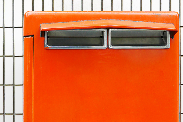 포토 JPG 해외이미지 벽 컨셉 2 비즈니스 통신 거리 사람없음 야외 빨간색 상자 금속 일본 표현 메시지 컨테이너 편지 문서 주소 우표 해외202008 해외포토 산업 아시아 컬러 재질 파일형식