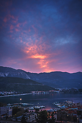 포토 JPG 해외이미지 구름 바다 하늘색 요트 건축양식 아침 지붕 전등 주택 안테나 풍경 사람없음 건물 파란색 도시풍경 컬러풀 일출 항구 황혼 도시 만 보트 도심 정상 야간 저녁 자주색 지중해 문학 타운 몬테네그로 발칸반도 부드바 해외202008 해외포토 주간 자연요소 건축물 건축 컬러 배_교통 통신 교통시설 조명 노을 일몰 파일형식