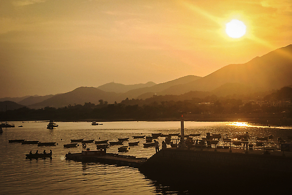포토 JPG 해외이미지 구름 호수 바다 섬 여행 오렌지 자연 하늘 낚시 휴식 산 풍경 사람없음 야외 물 태양 반사 마을 항구 맑음 일몰 새벽 시골 연못 신선 만 보트 수평선 해외202008 해외포토 자연요소 컨셉 배_교통 과일 교통시설 레저 날씨 노을 생태계 파일형식