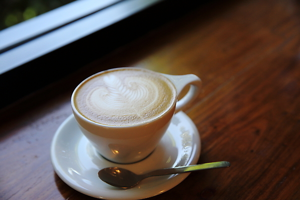 포토 JPG 해외이미지 실내 사람없음 커피잔 티스푼 컵받침 나무바닥 카푸치노 해외202008 해외포토 커피 잔 바닥 내부 숟가락 받침대 파일형식