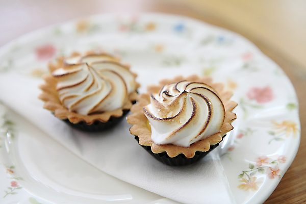 포토 JPG 해외이미지 접시 디저트 실내 사람없음 아웃포커스 달콤 작음 레몬타르트 타르트 해외202008 해외포토 식기 음식 빵 촬영기법 내부 맛 크기 파이_빵 파일형식