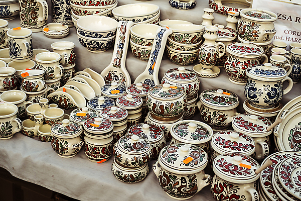 포토 JPG 해외이미지 모양 전통 식기 접시 디자인 문화 조각 패턴 기술 미술 사람없음 장식 컵 컬러풀 갈색 페인트 수확 시골 조끼 업무 항아리 도자기 사발 냄비 공예 오브젝트 기념품 점토 토기 루마니아 수공예 옛날 트란실바니아 핸드메이드 해외202008 해외포토 유럽 컬러 무늬 농업 문화예술 취미 외투 작업 용기_그릇 사기그릇 솥 파일형식