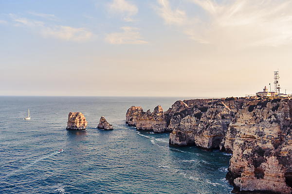 포토 JPG 해외이미지 유럽 바다 여행 컨셉 건축양식 자연 하늘 휴가 등대 파노라마 풍경 해변 사람없음 야외 건물 여름 햇빛 맑음 일몰 절벽 만 포르투갈 대서양 내추럴 터키석 수평선 해외202008 해외포토 건축물 계절 건축 나라 날씨 촬영기법 태양 노을 보석 생태계 파일형식