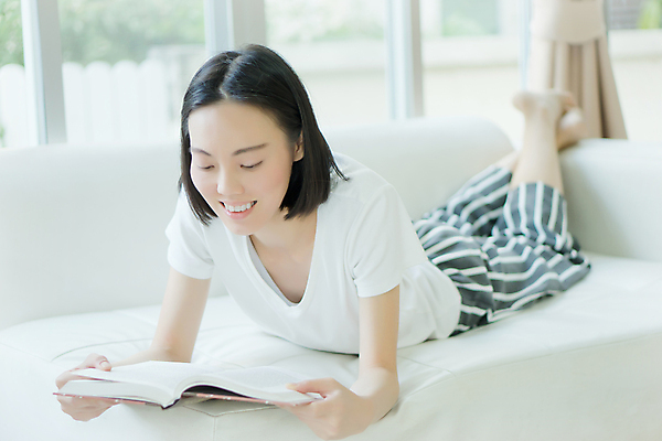 포토 JPG 해외이미지 1 라이프스타일 옷 여자 얼굴 가구 쿠션 실내 한명 사람 앉기 인종 20대 성인 책 소파 독서 사진촬영 방 표현 잡기 시간 인도인 가득함 그림 길이 리빙 돌봄 무료 벌거벗은 양발 접기 혼자 유일 안락 해외202008 해외포토 외국인 생활용품 컨셉 의자 모션 동양인 청년 내부 생활 신체부위 촬영 파일형식