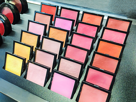 포토 JPG 해외이미지 실내 사람없음 립스틱 화장용품 오브젝트 아이섀도 섀도우팔레트 해외202008 해외포토 내부 화장품 미용용품 파일형식