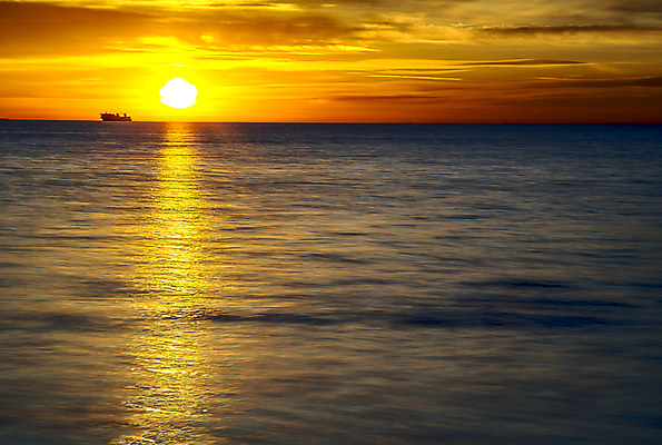 포토 JPG 해외이미지 구름 계절 모래 파도 바다 여행 백그라운드 오렌지 자연 하늘 휴가 휴식 풍경 사람없음 빨간색 물 여름 파란색 모래사장 컬러풀 햇빛 태양 반사 일출 어둠 황혼 일몰 낭만 저녁 숲 크루즈 장면 광택 포트 수평선 해외202008 해외포토 자연요소 컬러 컨셉 배_교통 과일 노을 야간 생태계 파일형식
