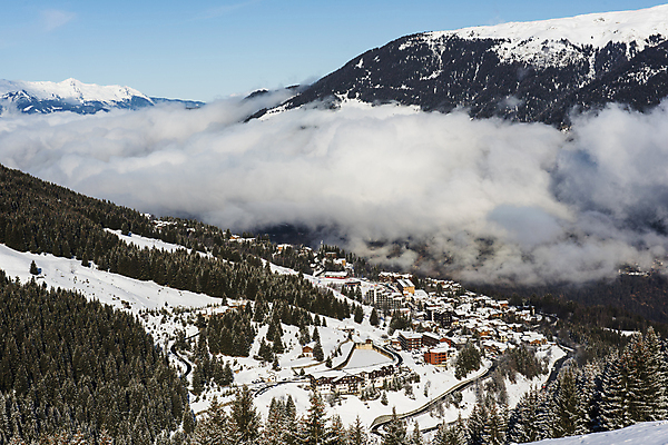 포토 JPG 해외이미지 나무 구름 겨울 자연 산 파노라마 풍경 경사 사람없음 야외 마을 계곡 프랑스 흰색 소나무 언덕 상록수 침엽수 눈내림 산맥 해외202008 해외포토 자연요소 식물 계절 유럽 컬러 눈_날씨 촬영기법 생태계 파일형식