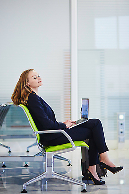 포토 JPG 해외이미지 유럽 여행 가방 비즈니스 휴가 한명 사람 정장 성인 노트북 컴퓨터 금발 유행 여행객 여행가방 짐 흰색 작업 기다림 우아함 공항 승무원 종업원 도착 항공 출발 출퇴근 취소 수하물 터미널 통근 스타일 해외202008 해외포토 직업 1 헤어스타일 잡화 옷 나라 컬러 컨셉 교통시설 모션 전자제품 출근 파일형식