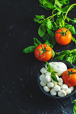 포토 JPG 해외이미지 전통 접시 음식 백그라운드 잎 다이어트 토마토 채소 재료 치즈 건강 요리 사람없음 빨간색 초록색 우주 금속 검은색 식사 저녁식사 어둠 이탈리아 샐러드 흰색 시골 플랫 정상 자르기 지중해 허브 유기농 올리브 질감 정사각형 머리위 위치 레시피 성분 바질 점심식사 모짜렐라치즈 채식주의자 카프레제 해외202008 해외포토 도형 식물 식기 웰빙 열매 유럽 바다 컬러 모션 재질 유제품 채식 파일형식