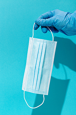 포토 JPG 해외이미지 직업 손 얼굴 장갑 컨셉 건강 병원 그림자 가면 안전 사람 사람없음 약 건강관리 고통 잡기 실험실 호흡기관 바이러스 보호 질병 위험 주기 예방 감염 전염 고립 돌봄 위생관리 전염병 해외202008 해외포토 잡화 감정 의학 모션 실험 관리 신체부위 장기_의학 파일형식