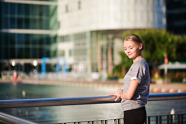 포토 JPG 해외이미지 유럽 거리 한명 사람 일몰 프랑스 흰색 도심 저녁 프랑스어 로스앤젤레스 파리(프랑스) 해외202008 해외포토 문자 1 나라 컬러 노을 미국 도시 야간 파일형식