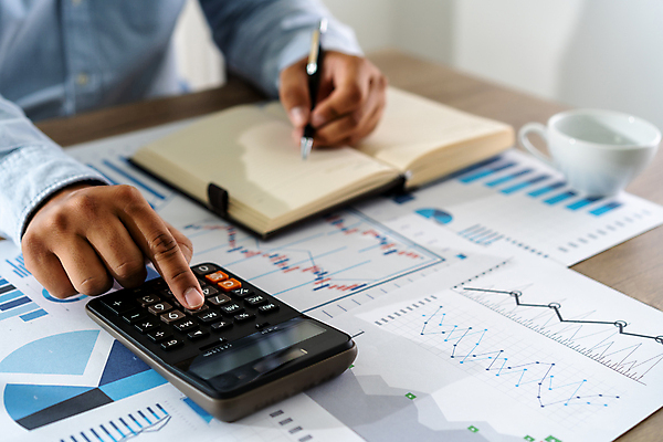 포토 JPG 해외이미지 남자 돈 비즈니스 그래프 설계 한명 사람 성인 금융 경제 컴퓨터 계산기 비즈니스맨 계산 분석 회계 계산서 세금 성인남자한명만 해외202008 해외포토 1 컨셉 문구용품 전자제품 장비 직장인 재산 남자한명만 성인남자만 파일형식