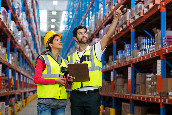 포토 JPG 해외이미지 여자 남자 실내 서기 상반신 20대 성인 두명 앞모습 옆모습 30대 상자 화물 가리킴 물류창고 성인만 해외202008 해외포토 뷰포인트 모션 사람 손짓 청년 내부 장년 운송업 창고 파일형식