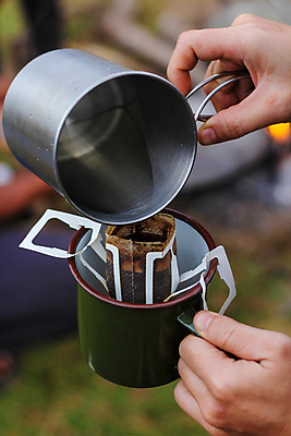 포토 JPG 해외이미지 직업 손 커피 음료 음식 백그라운드 컨셉 돈 비즈니스 유리 탁자 사람 사람없음 컵 금융 경제 단어 검은색 기계 카페 성장 흰색 신선 업무 뜨거움 재산 아침식사 투자 이익 에스프레소 대출 카페인 해외202008 해외포토 문자 식기 컬러 가구 재질 신체부위 상점 식사 작업 파일형식