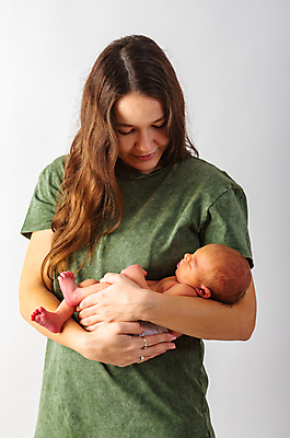 포토 JPG 해외이미지 라이프스타일 여자 딸 행복 어린이 백그라운드 가족 포옹 엄마 키스 건강 사랑 웃음 사람 성인 두명 침묵 기쁨 흰색 아기 신생아 잡기 작음 돌봄 해외202008 해외포토 감정 컬러 관계 안기 모션 표정 생활 소리 크기 애정표현 파일형식