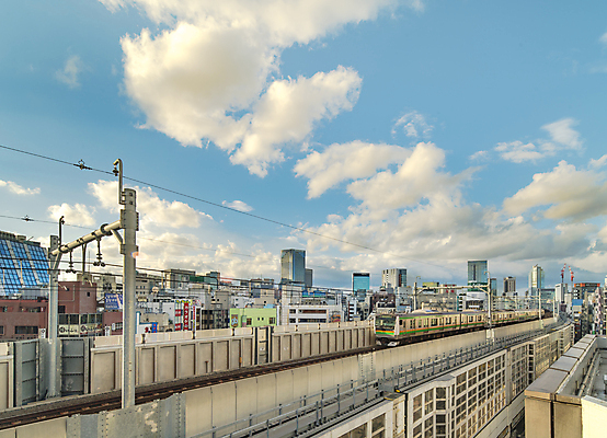 포토 JPG 해외이미지 구름 여행 건축양식 교통시설 하늘 안테나 사람없음 건물 파란색 여행객 금속 일본 일몰 기차 투명 트랙 천연기념물 드론 해외202008 해외포토 자연요소 건축물 건축 아시아 육상교통 컬러 교통 통신 재질 대중교통 사람 노을 시설 파일형식