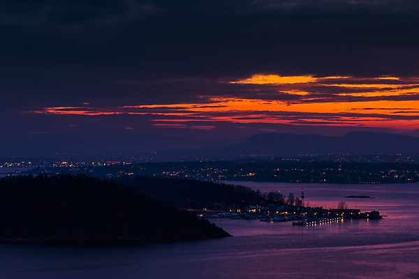 포토 JPG 해외이미지 구름 유럽 바다 섬 여행 건축양식 자연 하늘 노르웨이 사람없음 야외 건물 물 파란색 빛 도시풍경 컬러풀 태양 평화 일출 항구 황혼 일몰 추위 도시 만 황금 저녁 스카이라인 넘어짐 다도해 스칸디나비아 오슬로 피오르 해외202008 해외포토 자연요소 건축물 건축 나라 컬러 컨셉 교통시설 모션 풍경 노을 야간 생태계 지형 파일형식