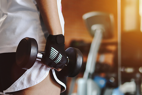 포토 JPG 해외이미지 모양 라이프스타일 손 여자 스포츠 신체 근육 건강 한명 사람 동양인 성인 운동 검은색 힘 아령 장비 에너지 닫기 무게 보디빌더 연습 체육관 근육질 리프팅 이두근 해외202008 해외포토 1 컬러 모션 인종 생활 신체부위 보디빌딩 몸매 파일형식