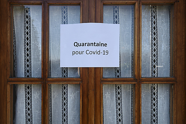 포토 JPG 해외이미지 창문 주택 간판 사람 사람없음 이탈리아 고통 환자 금지 바이러스 닫기 질병 위험 입장 심볼 신호 감염 고립 전염병 해외202008 해외포토 감정 유럽 컨셉 의학 모션 건물 파일형식