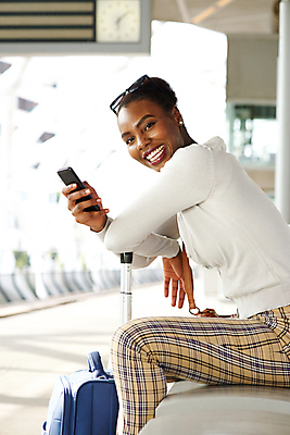 포토 JPG 해외이미지 모델 1 라이프스타일 손 응시 여자 행복 여행 백그라운드 텍스트 모바일 대화 한명 미소 웃음 사람 성인 스마트폰 우주 여행가방 검은색 듣기 기차 짐 잡기 기다림 메시지 역 시원함 전화기 스마트 단상 해외202008 해외포토 시선 감정 육상교통 컬러 컨셉 가방 교통시설 모션 대중교통 표정 말하기 생활 신체부위 핸드폰 스마트기기 파일형식