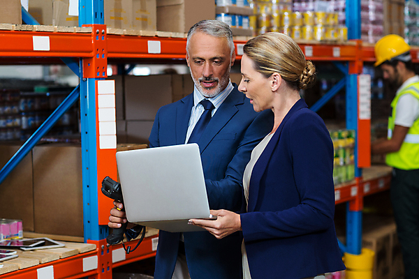포토 JPG 해외이미지 여자 남자 40대 중년 50대 실내 서기 들기 상반신 성인 옆모습 세명 30대 노트북 물류창고 해외202008 해외포토 뷰포인트 모션 사람 내부 장년 전자제품 창고 파일형식