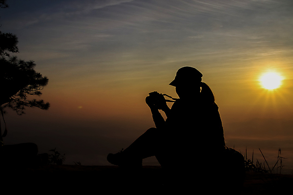 포토 JPG 해외이미지 직업 라이프스타일 여자 행복 실루엣 여행 백그라운드 컨셉 오렌지 자연 하늘 휴가 산 한명 사람 풍경 성인 야외 여름 빛 햇빛 태양 여행객 카메라 일출 검은색 일몰 장비 잡기 사진사 그림 내추럴 해외202008 해외포토 자연요소 1 계절 감정 컬러 과일 모션 촬영기법 생활 전자제품 노을 작가 생태계 파일형식