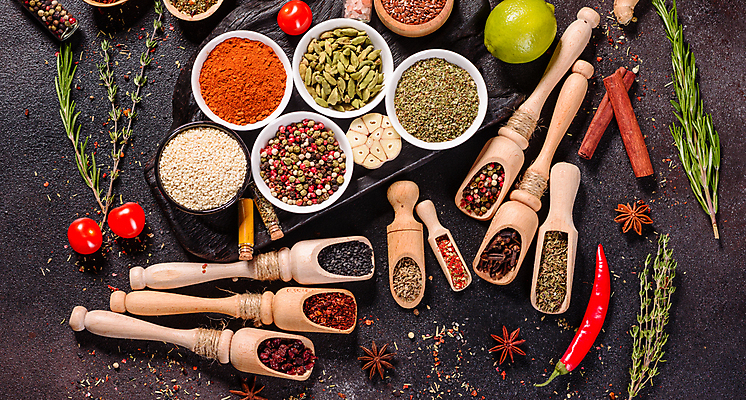 포토 JPG 해외이미지 잎 재료 탁자 사람없음 숟가락 양념 조미료 고수 가루 허브 소금 후추 카레 생강 바질 로즈메리 시나몬 강황 해외202008 해외포토 식물 음식 가구 채소 식재료 수저 향신료 향미료 파일형식