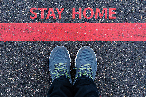 포토 JPG 해외이미지 도로 선 운동화 신발 컨셉 발 거리 바닥 주택 건강 경고 서기 안전 사람 사람없음 야외 빨간색 메시지 바이러스 선택 위험 심볼 사인 질감 예방 고립 그만 방법 소셜 양발 전염병 콘크리트 한계 해외202008 해외포토 길 컬러 교통시설 모션 건물 신체부위 질병 파일형식