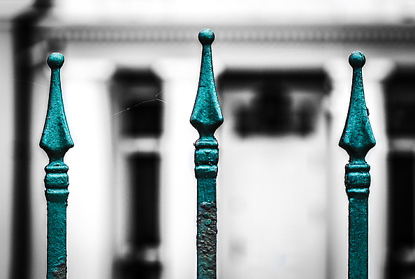 포토 JPG 해외이미지 실루엣 날씨 주택 흑백 안전 사람없음 장식 가로 울타리 컬러풀 문 금속 페인트 경계선 시간 바 거친 재산 클래식 고급 보호 소프트포커스 맨션 철 묘사 보안 봉 무거움 구식 사생활 줄서기 철강 국경 해외202008 해외포토 선 컬러 컨셉 모션 재질 촬영기법 건물 금융 담장 무게 경계 파일형식