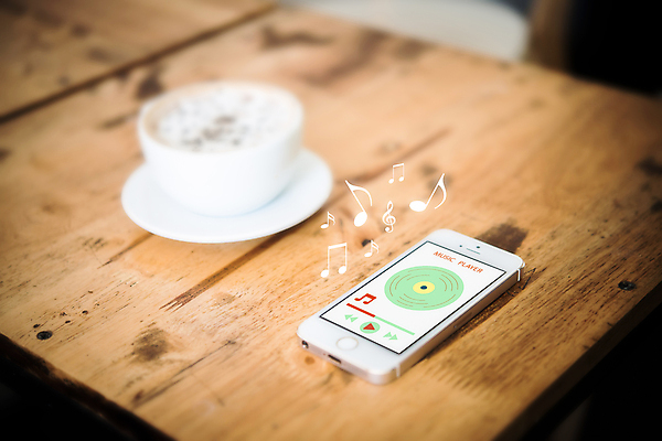 포토 JPG 해외이미지 커피 음악 노래 놀이 모바일 휴식 주택 세포 사람없음 내부 빛 스마트폰 핸드폰 우주 스크린 소리 카페 기쁨 무선전화기 스마트 만들기 와이파이 시끄러움 팝 플레이어 셀룰러 해외202008 해외포토 감정 음료 컨셉 모션 문화예술 건물 전자제품 스마트기기 상점 전화기 무선인터넷 파일형식