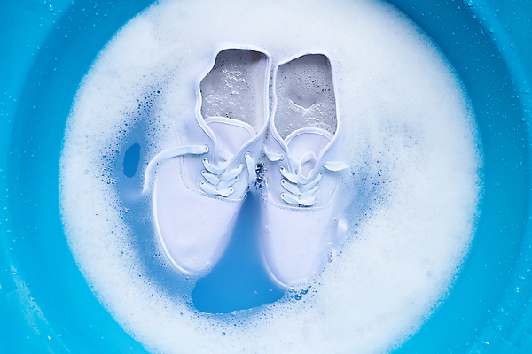 포토 JPG 해외이미지 운동화 사람없음 빨래 파란배경 비누거품 해외202008 해외포토 백그라운드 신발 가사 파란색 거품 파일형식