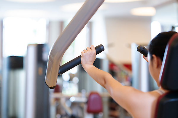 포토 JPG 해외이미지 라이프스타일 여자 스포츠 운동화 신체 근육 실내 건강 사람 성인 사람없음 운동복 운동 힘 기계 장비 몸무게 보디빌딩 보디빌더 연습 체육관 근육질 이두근 해외202008 해외포토 옷 신발 내부 생활 헬스 몸매 파일형식