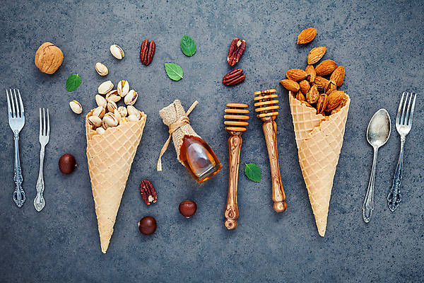포토 JPG 해외이미지 포크 회색배경 아이스크림 사람없음 여러개 견과류 달콤 호두 아몬드 아이스크림콘 약스푼 피스타치오 피칸 허니디퍼 개암 해외202008 해외포토 식기 열매 다수 백그라운드 디저트 회색 도구 맛 콘 파일형식