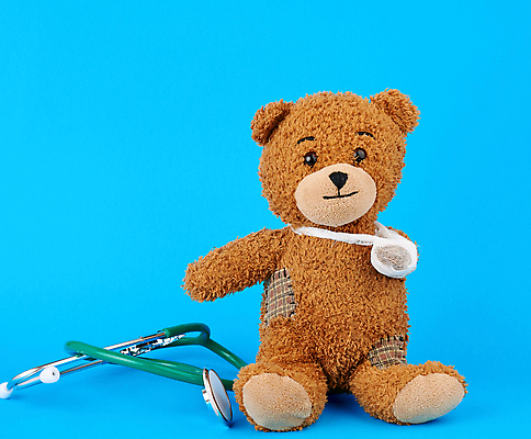 포토 JPG 해외이미지 청진기 사람없음 치료 파란색 갈색 곰인형 붕대 깁스 거즈 해외202008 해외포토 인형 컬러 의학 의료기기 의료용품 파일형식