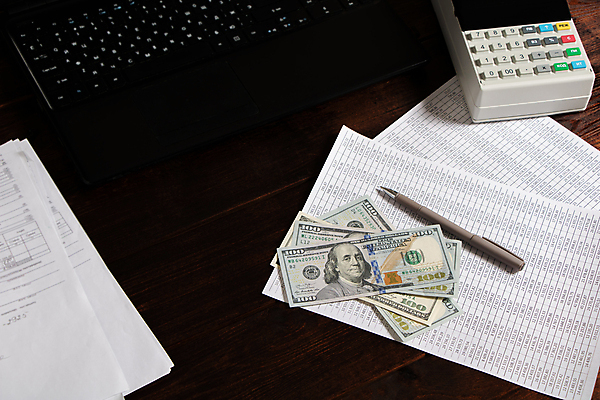 포토 JPG 해외이미지 지폐 돈 비즈니스 탁자 사람없음 금융 경제 노트북 컴퓨터 달러 책상 계산서 세금 혜택 해외202008 해외포토 가구 전자제품 재산 파일형식