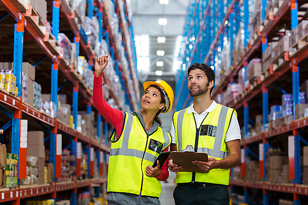 포토 JPG 해외이미지 여자 남자 실내 서기 들기 상반신 20대 성인 두명 앞모습 30대 상자 올려보기 화물 가리킴 물류창고 성인만 해외202008 해외포토 뷰포인트 모션 사람 손짓 청년 내부 장년 운송업 창고 파일형식