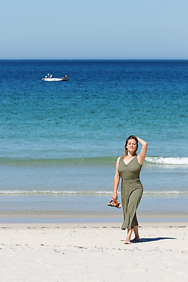 포토 JPG 해외이미지 라이프스타일 드레스 여자 모래 파도 바다 포즈 맨발 휴가 휴식 한명 야외 금발 태양 걷기 맑음 침묵 고요 스페인 고독 호흡 샌들 무료 파라다이스 혼자 수평선 해외202008 해외포토 자연요소 1 헤어스타일 옷 감정 유럽 신발 컨셉 모션 발 날씨 사람 생활 소리 파일형식