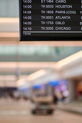 포토 JPG 해외이미지 여행 교통시설 탁자 비행기 이스탄불 사람없음 건물 컴퓨터 디지털 스크린 모니터 자료 정보 도시 시간 판넬 발표 시간표 공항 도착 항공 출발 대문 승객 칠면조 대패 터미널 해외202008 튀르키예 해외포토 건축물 아시아 가구 교통 컨셉 항공교통 조류 대중교통 전자제품 문 계획 시설 파일형식