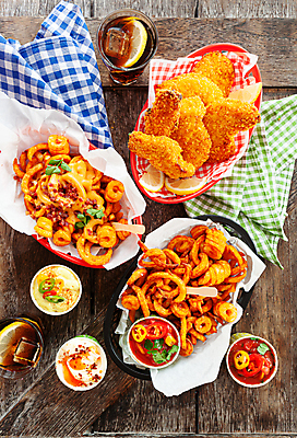 포토 JPG 해외이미지 음식 사람없음 목재 세로 파티 바구니 치킨 튀김 시골 맛 케첩 베이컨 레시피 살사댄스 맛있는 해외202008 해외포토 나무 컨셉 재료 돼지고기 이벤트 춤 소스_음식 닭고기요리 파일형식