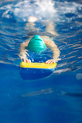 포토 JPG 해외이미지 백인 1 라이프스타일 여자 수영복 행복 안경 얼굴 어린이 스포츠 모션 놀이 수영장 건강 한명 미소 사람 물 파란색 운동 수중 수영 기쁨 젖음 떨어짐 다이빙 수영선수 캡모자 해외202008 해외포토 자연요소 서양인 모자_잡화 잡화 옷 감정 컬러 컨셉 운동선수 표정 생활 신체부위 수상스포츠 수중스포츠 파일형식